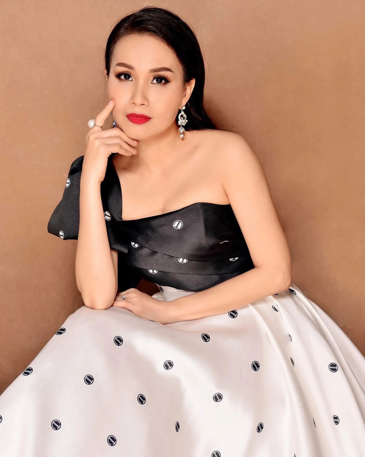 Vượt biến cố mất giọng, Cẩm Ly tích cực trở lại ca hát tri ân khán giả. Ca sĩ được ngưỡng mộ bởi nhiều năm có cuộc sống kín tiếng, giản dị bên ông xã - nhạc sĩ Minh Vy.