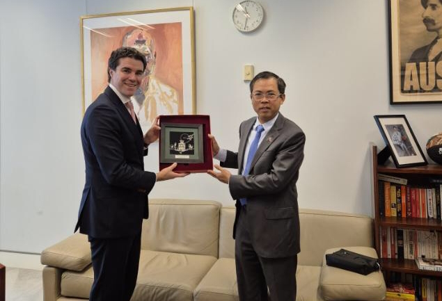 Đại sứ Phạm Hùng Tâm chào xã giao Đồng Bộ trưởng Ngoại giao và Thương mại Tim Watts. (Nguồn ĐSQ Việt Nam tại Australia)
