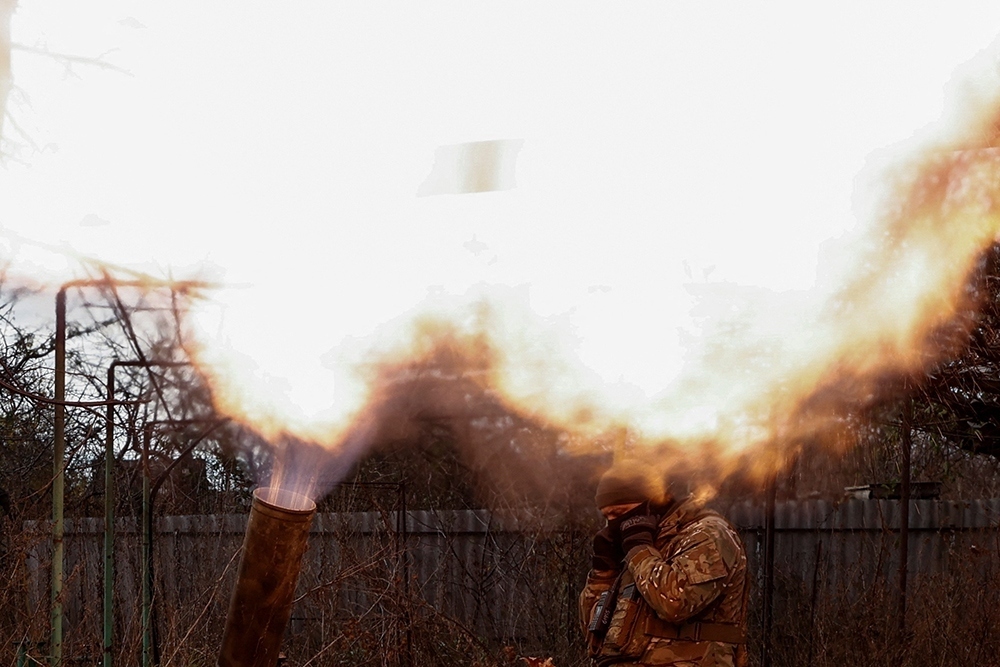 Ukraine nã súng cối về phía quân đội Nga ở Avdiivka. Ảnh: Reuters