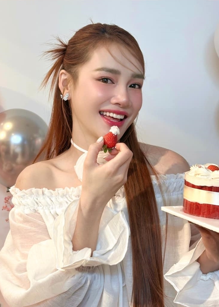 Nhã Phương tổ chức tiệc tiệc đón tuổi 34 bên chồng con và một số bạn bè, tại TP HCM. Hình ảnh tươi trẻ của "mẹ bỉm sữa" nhận lời khen của khán giả, hút hàng chục nghìn lượt yêu thích trên trang cá nhân.