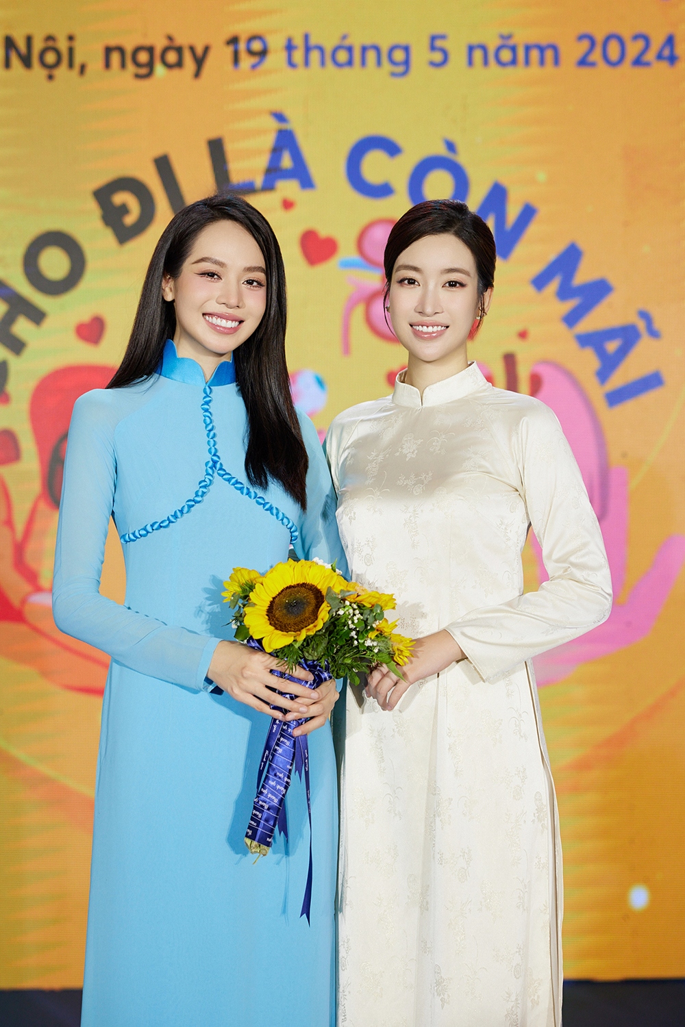 Hoa hậu Việt Nam 2022 - Huỳnh Thị Thanh Thủy cùng Hoa hậu Việt Nam 2016 - Đỗ Mỹ Linh tham dự lễ phát động "Đăng ký hiến tặng mô, tạng - Cho đi là còn mãi" diễn ra tại Bệnh viện Hữu nghị Việt Đức (Hà Nội).