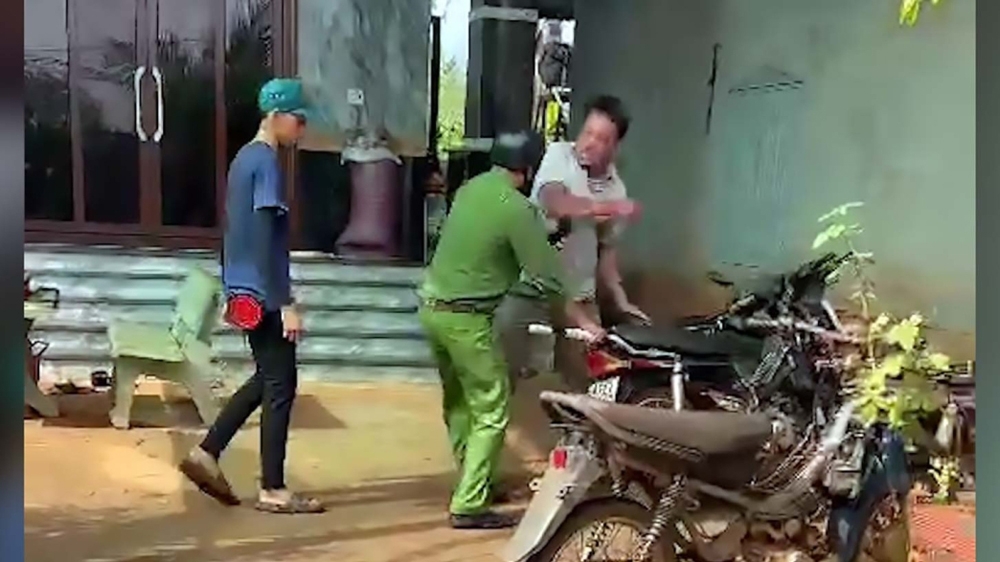 Đối tượng Phạm Văn Hùng có hành vi dùng tay đấm vào mặt Đại úy Trịnh Văn Chung (ảnh: BP)