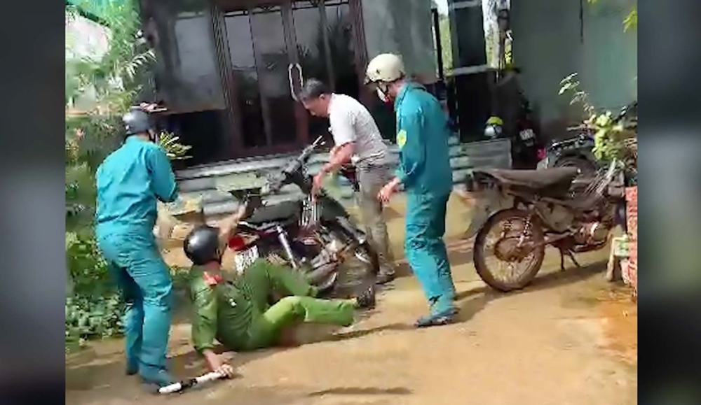 Đối tượng Phạm Văn Hùng xô đẩy Đại úy Trịnh Văn Chung té ngã (ảnh: BP)