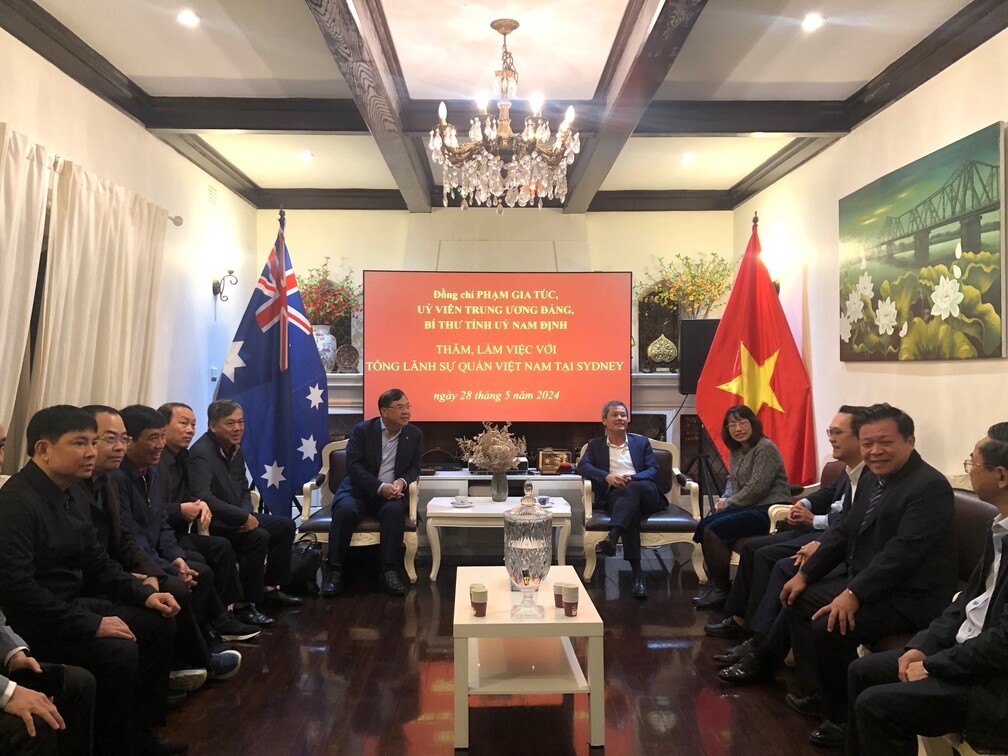 Ông Nguyễn Đăng Thắng, Tổng lãnh sự Việt Nam tại Sydney tiếp Đồng chí Phạm Gia Túc và đoàn đại biểu tỉnh Nam Định.