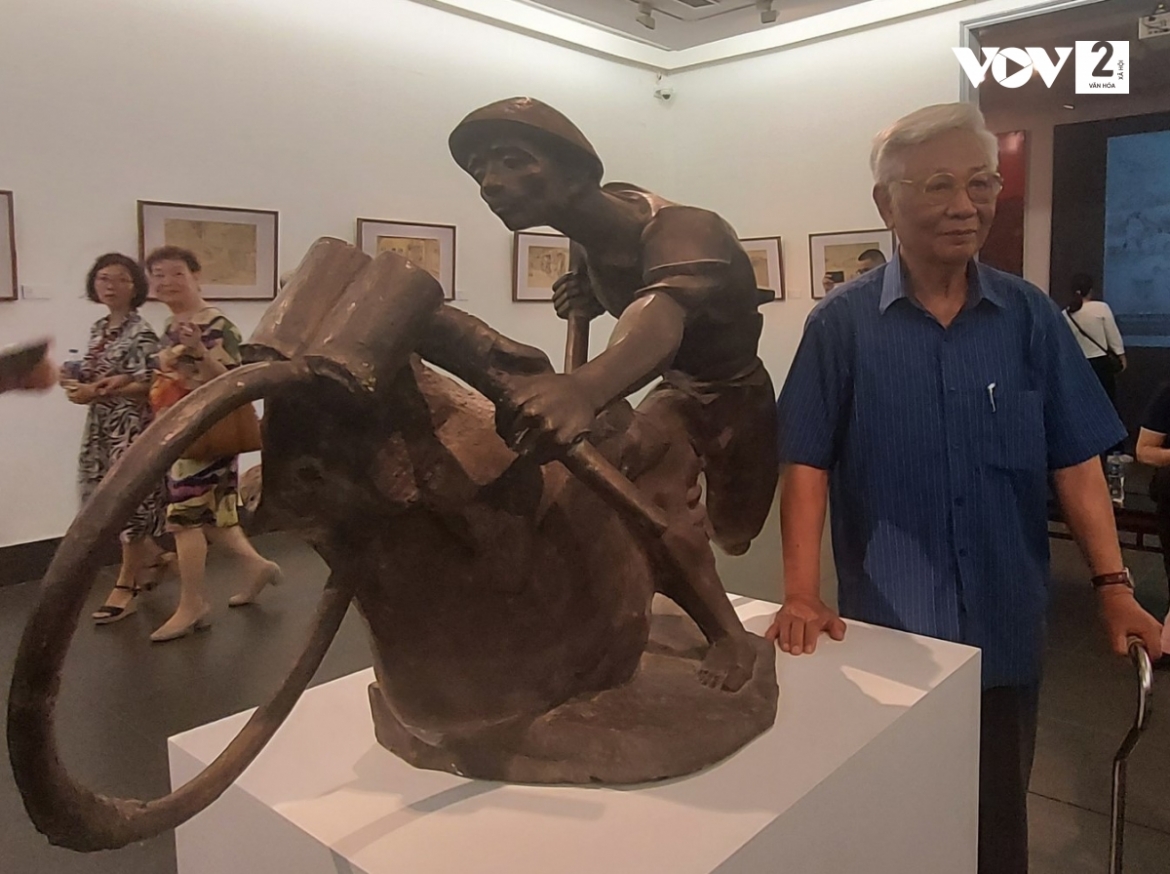 Nhà điêu khắc Lưu Danh Thanh bên tác phẩm "Cả nước ra trận" ông sáng tác năm 2003