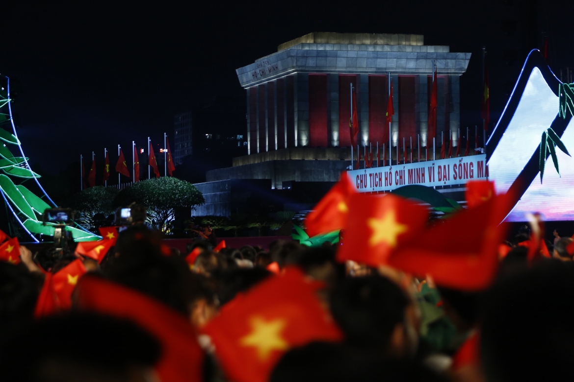 Với thời lượng 120 phút, cầu truyền hình đưa khán giả quay lại những năm tháng hào hùng với ký ức không thể nào quên của một thời bom đạn. Tại chương trình, khán giả sẽ gặp gỡ và giao lưu cùng các nhân chứng lịch sử, xem lại những đoạn phim tư liệu về chiến thắng "lừng lẫy năm châu, chấn động địa cầu" diễn ra cách đây vừa tròn 70 năm, và thưởng thức các tiết mục biểu diễn nghệ thuật với những ca khúc, sáng tác sống mãi với thời gian.