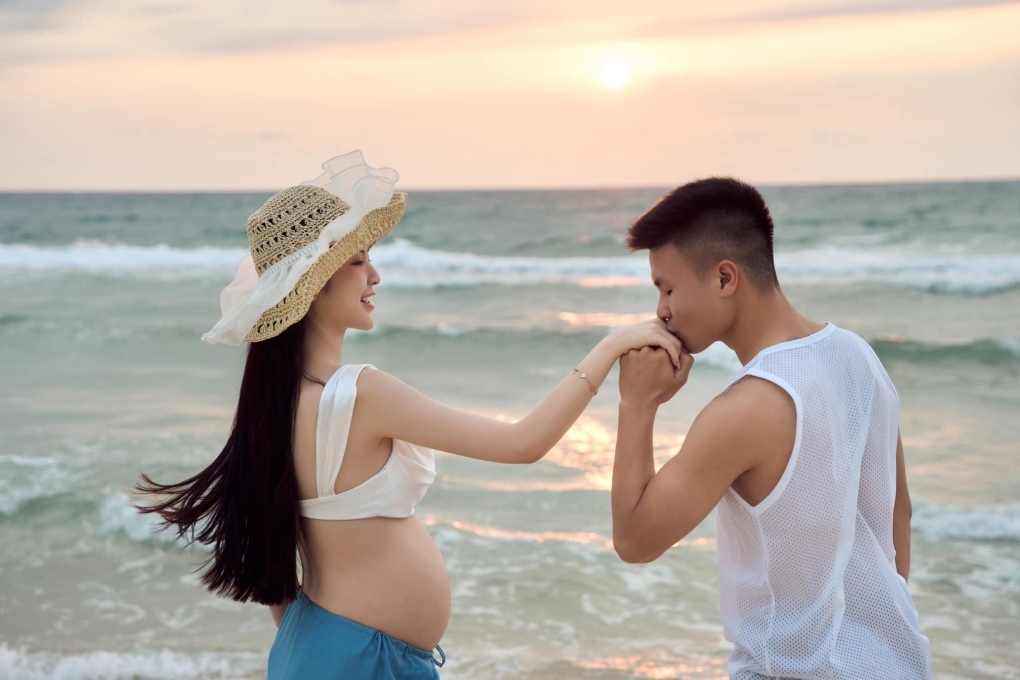 Chu Thanh Huyền đăng video cho thấy được chồng chăm sóc lên trang cá nhân. Khi đến giờ đi ngủ, Quang Hải vào phòng, thu dọn chăn gối. Anh đặt hai chiếc gối chồng lên nhau ở cuối giường rồi nhẹ nhàng đỡ bà xã.