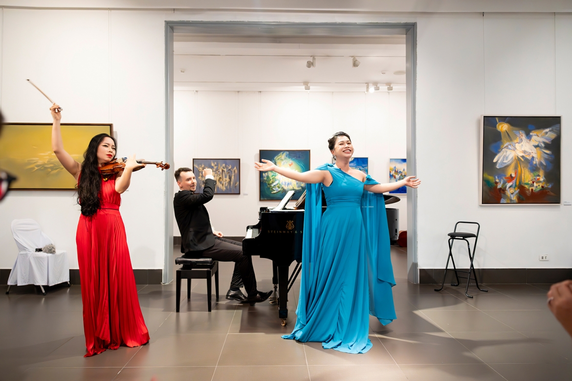 Giọng ca opera cất giọng trên tiếng đàn của Iulian Ochescu.