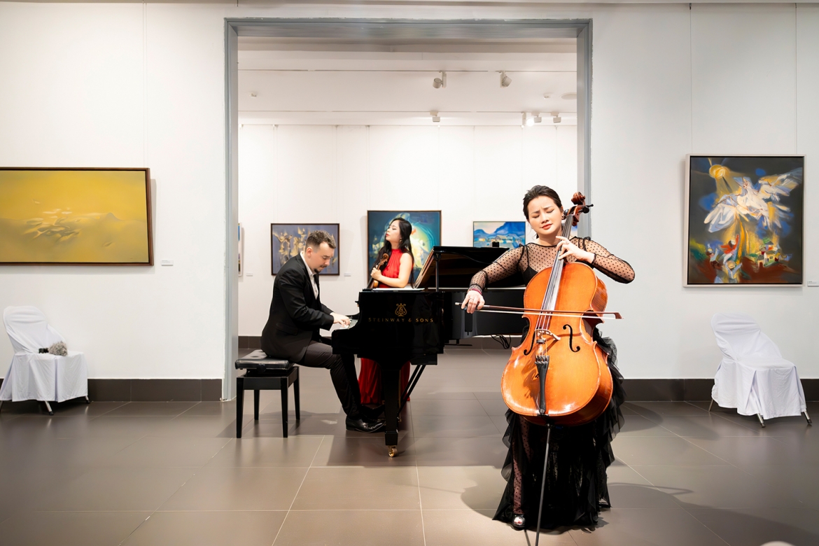 Cellist Bùi Hà Miên phiêu trong từng nốt nhạc.