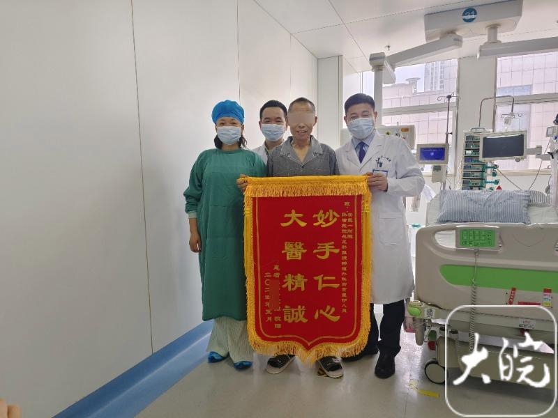Người bệnh được ghép gan cảm ơn các y bác sĩ. Ảnh: mạng tin tức Đại Hoản của An Huy