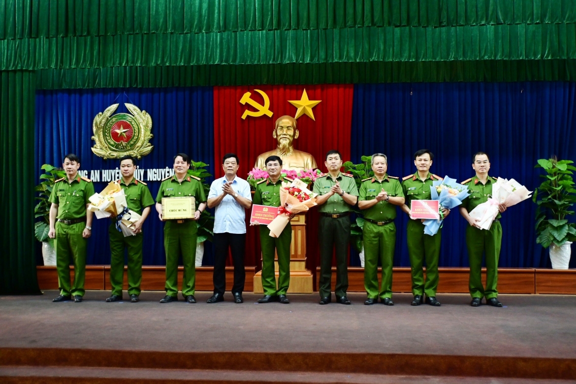 Giám đốc Công an TP. Hải Phòng và lãnh đạo huyện Thuỷ Nguyên (TP. Hải Phòng) khen thưởng, biểu dương Công an huyện Thuỷ Nguyên và Phòng CSĐT Tội phạm về ma tuý, Công an thành phố có nhiều thành tích trong đấu tranh phòng chống tội phạm về ma túy, đảm bảo an ninh trật tự địa bàn (Ảnh: CA Hải Phòng)
