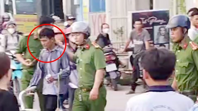 Công an khống chế nghi phạm (khoanh tròn đỏ) tại khu vực xảy ra vụ việc.