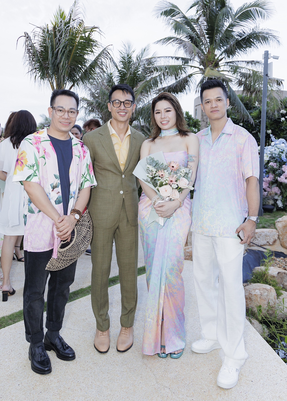 Founder Hằng Trần cùng ông xã (giữa) rất thích thú với những thiết kế Adrian Anh Tuấn. Cô chọn cho mình một thiết kế mới nhất trong bộ sưu tập để khoe khéo vòng eo con kiến. Hằng Trần chia sẻ, show diễn thường niên của Adrian Anh Tuấn luôn mang đến nhiều điều thú vị cho giới mộ điệu yêu thời trang. Mỗi bộ sưu tập mới của anh đều là một câu chuyện thú vị với hình ảnh ngọt ngào tươi trẻ đầy sức, đó cũng là điều mà Hằng Trần mong muốn lan tỏa tới mọi người.