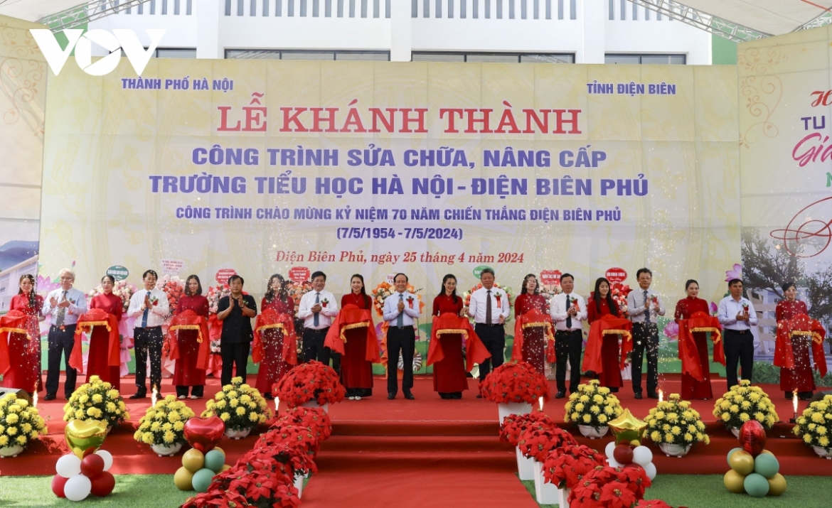 Lãnh đạo Thành phố Hà Nội và tỉnh Điện Biên cắt băng khánh thành
công trình Trường Tiểu học Hà Nội - Điện Biên Phủ