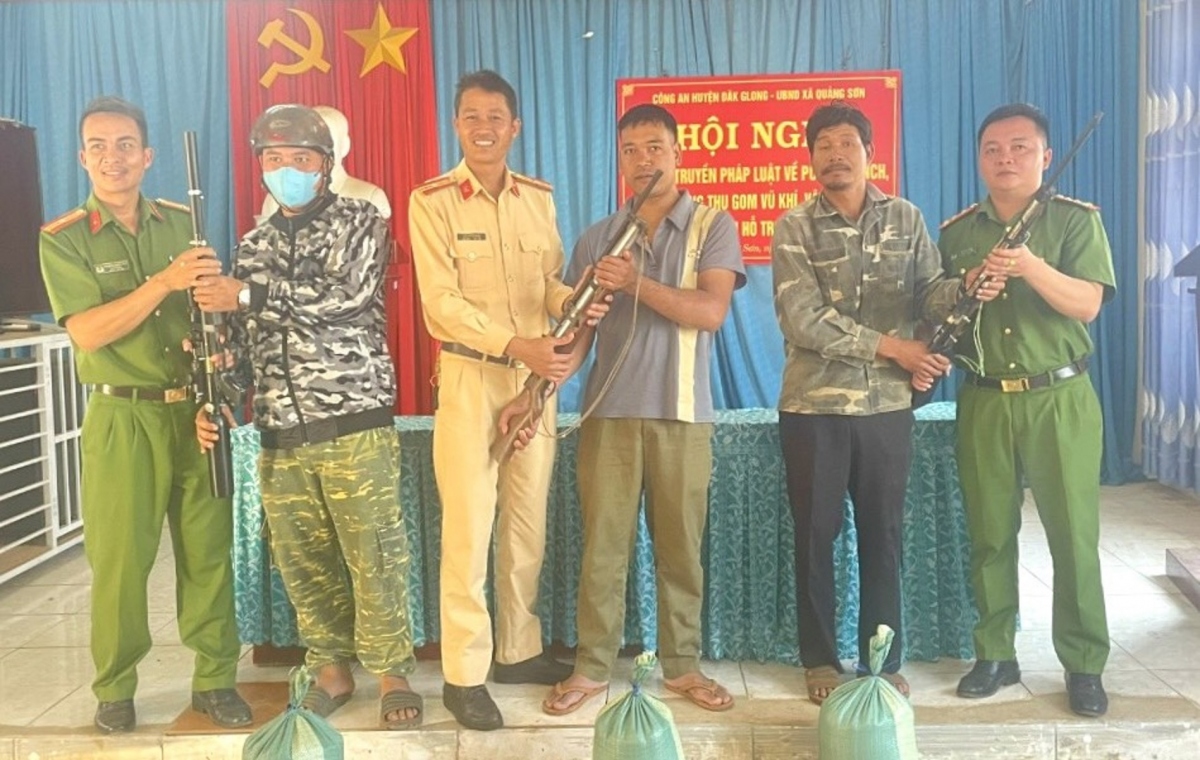 Hỗ trợ gạo và biểu dương người dân tự nguyện đến giao nộp vũ khí và vật liệu nổ