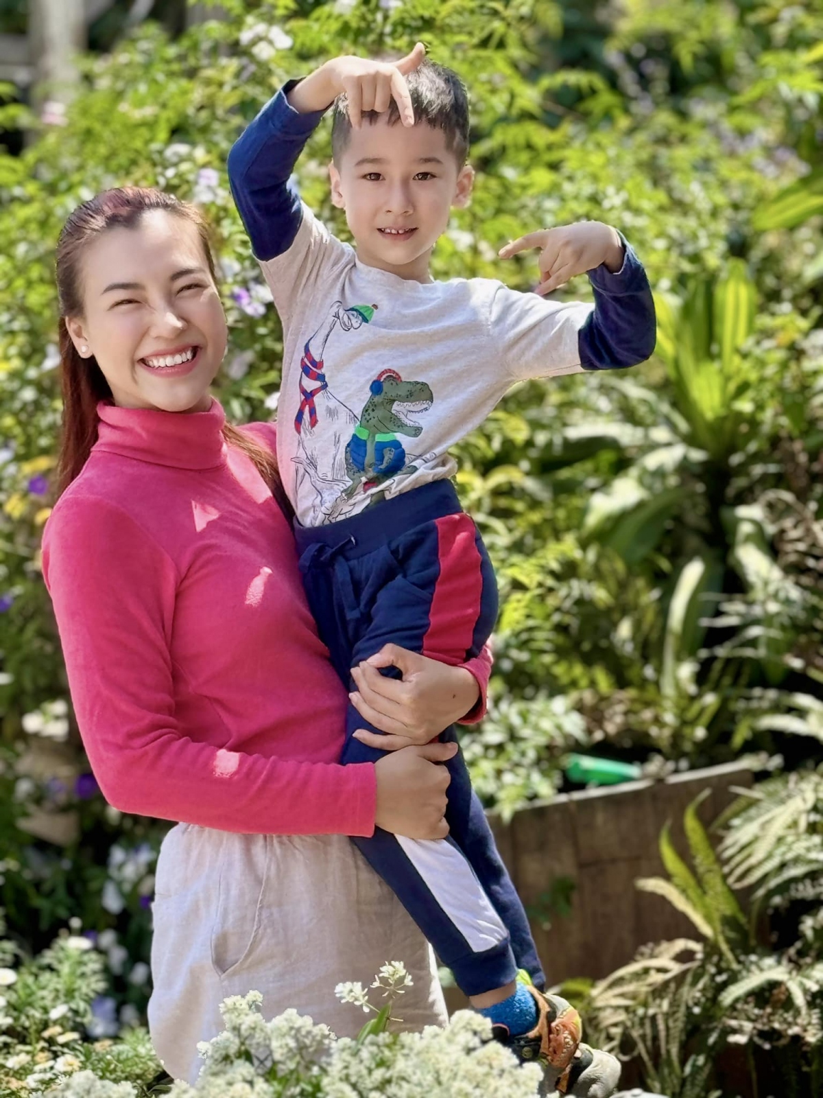 Hoàng Oanh và con trai.