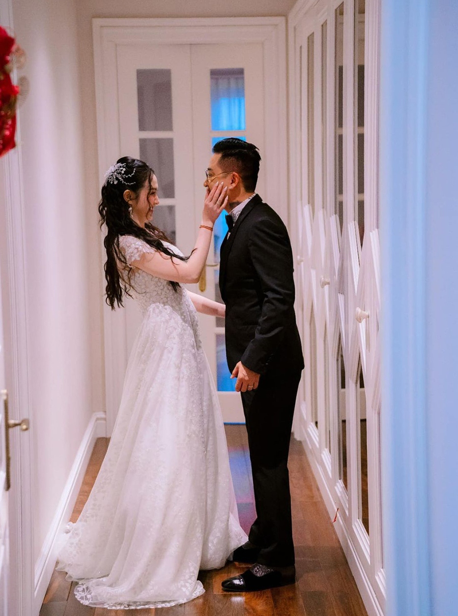 Tuấn Hưng nói mỗi lúc mệt mỏi, chỉ cần ngắm bức ảnh anh được vợ nựng má sẽ cảm thấy khỏe khoắn, vui vẻ ngay.