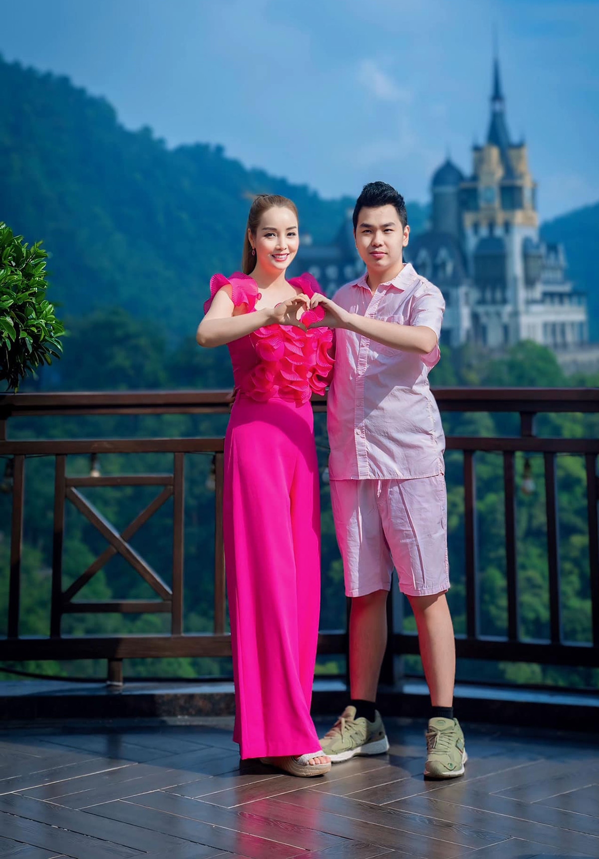 Mai Thu Huyền tiết lộ cô cùng con trai và đại gia đình đang nghỉ dưỡng, 'trốn' nóng ở Tam Đảo.