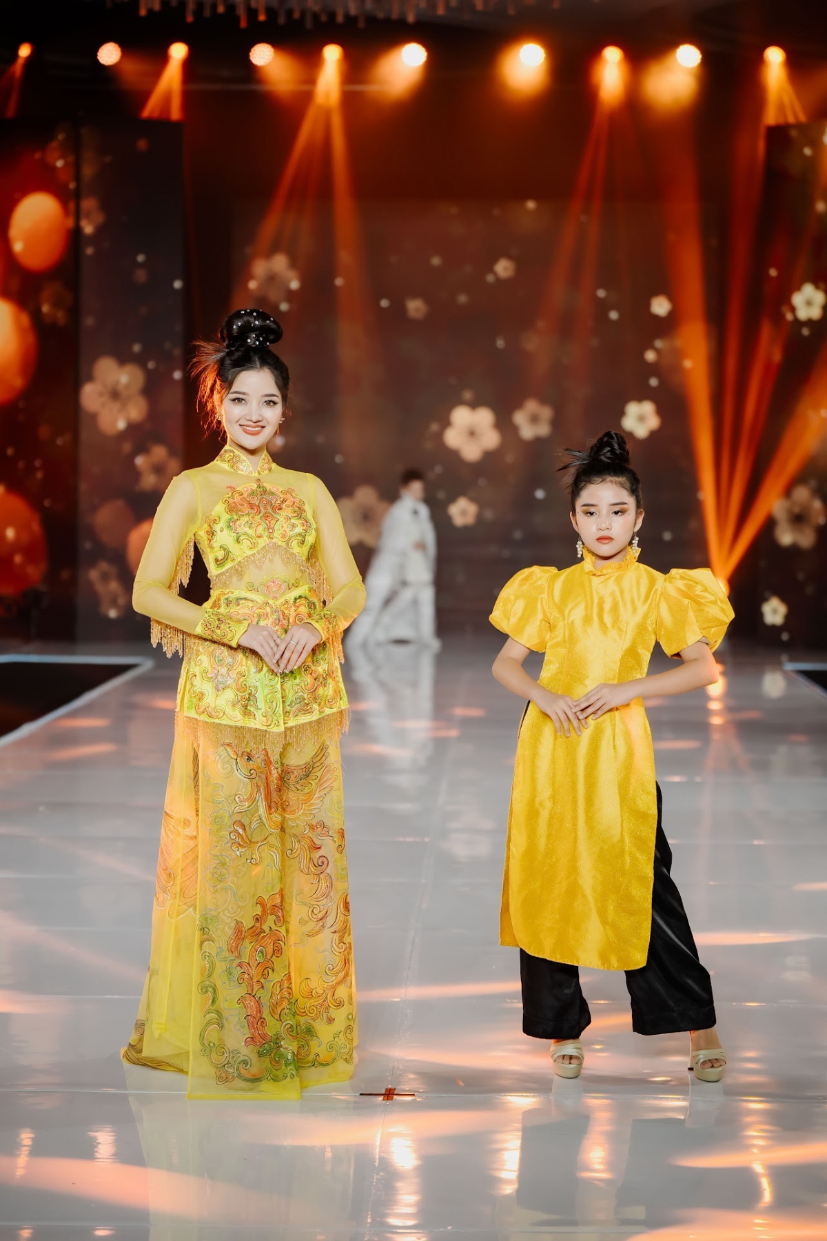 Á hậu toàn cầu hoa hậu Thái Lan Miss Chony Karnt và Á quân Tỏa sáng thiên thần nhí Nguyễn Minh Châu.