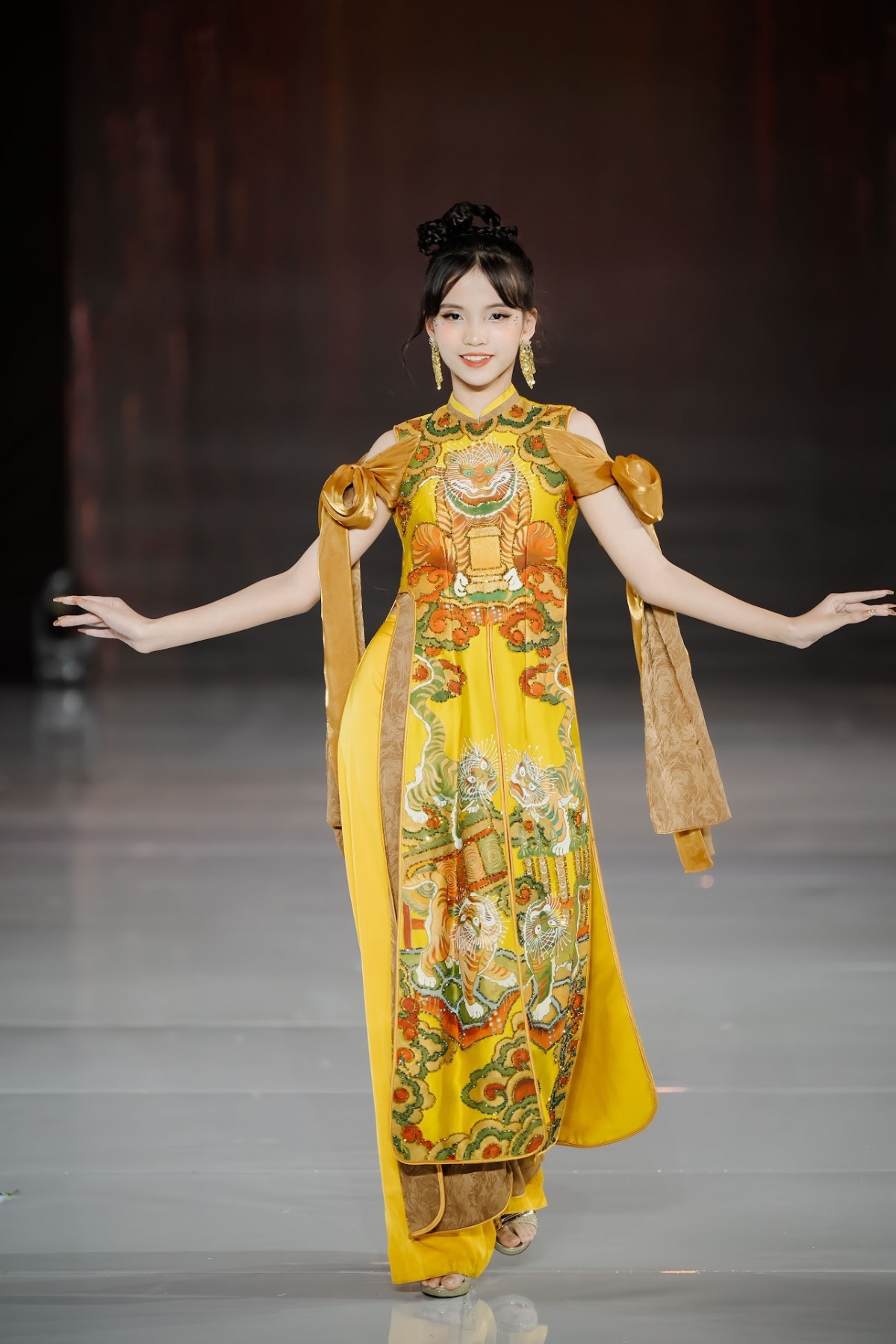 Á quân Người mẫu ảnh nhí Tạ Thảo Hiền .