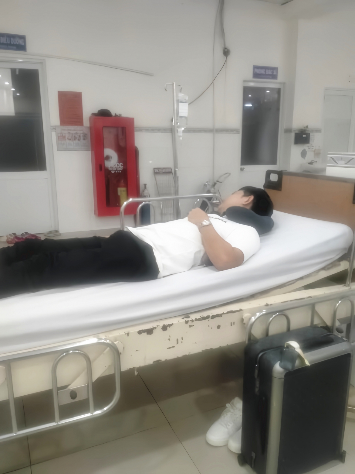 Từ Mỹ, chị Thanh Ngọc báo tin ông xã - ca sĩ Quách Thành Danh nhập viện trong tình trạng đau đầu, nôn mửa, được người thân đưa vào Bệnh viện Đa khoa Sài Gòn (TP.HCM). Bác sĩ chẩn đoán anh kiệt sức và rối loạn tiền đình.