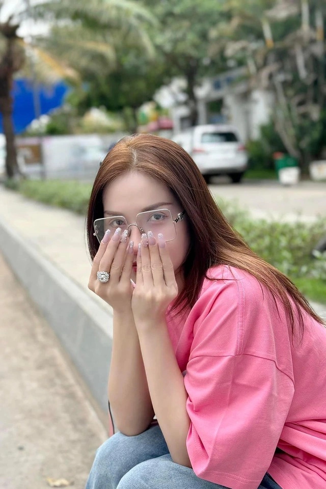 Khả Như đã đăng tải hình ảnh mới trên trang cá nhân thu hút sự chú ý của cư dân mạng. Trong bức hình, nữ diễn viên sinh năm 1987 còn để lộ chiếc nhẫn cỡ "khủng" ở trên tay. Khả Như lại cho biết đây chỉ là "đồ trang trí".