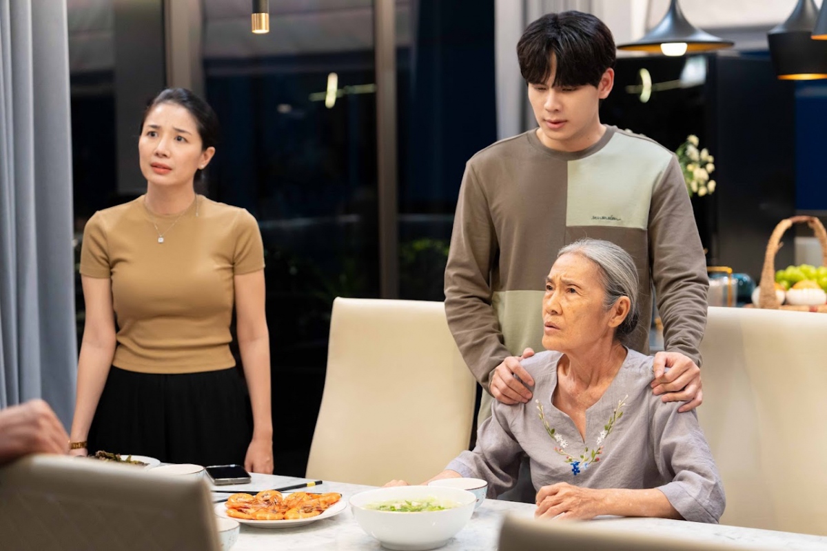 Thái Vũ được khán giả chú ý khi đóng vai Huy, cháu nội bà Hai (NSƯT Thanh Hiền)
