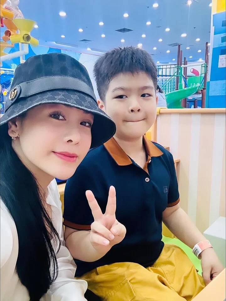 Nhật Kim Anh thừa nhận may mắn trong sự nghiệp ca hát, diễn xuất và kinh doanh. Tuy nhiên, cô lại không may mắn trong lĩnh vực gia đình: “Người ta nói trời không cho ai tròn vẹn bao giờ.