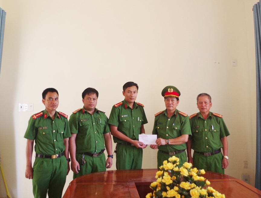 Khen thưởng Công an thị trấn Ba Tơ đã kịp thời ngăn chặn vụ việc nhiều thanh thiếu niên cầm hung khí đi đánh nhau
