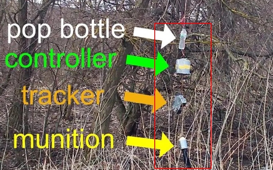 Các thiết bị gắn bên dưới một khí cầu Ukraine tấn công Nga. Ảnh: DanielR.