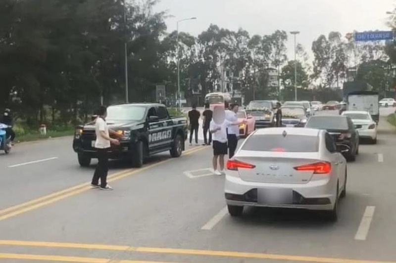 Đoàn xe sang rước dâu dừng, đỗ trái phép trên đường ở Hải Dương để chụp ảnh
