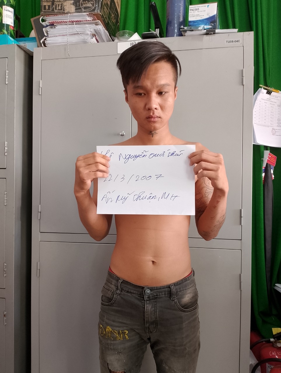 Lê Nguyễn Quốc Thái sau khi bị công an bắt giam về hành vi phạm pháp. (Ảnh: CACC)