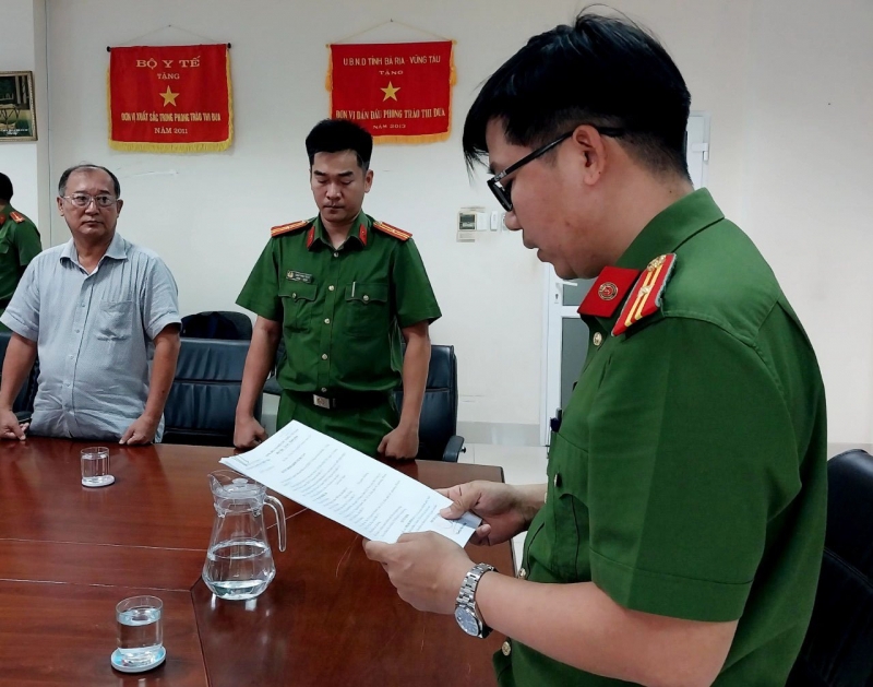 Cơ quan CSĐT Công an tỉnh Bà Rịa-Vũng Tàu tống đạt các quyết định khởi tố bị can đối với ông Phạm Minh An