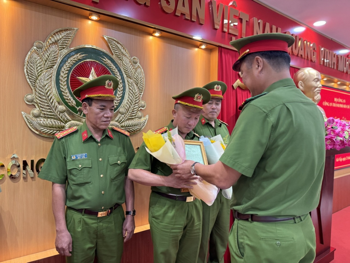 Lãnh đạo Công an TP.HCM khen thưởng nóng đối với những tập thể, cá nhân xuất sắc trong đấu tranh, triệt phá 3 chuyên án. (Ảnh: CACC)