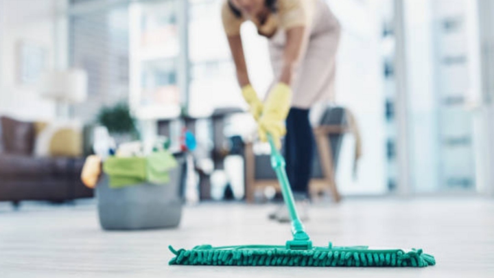 Có nhiều mẹo lau sàn nhà bị dính dầu mỡ. (Ảnh: Istock)