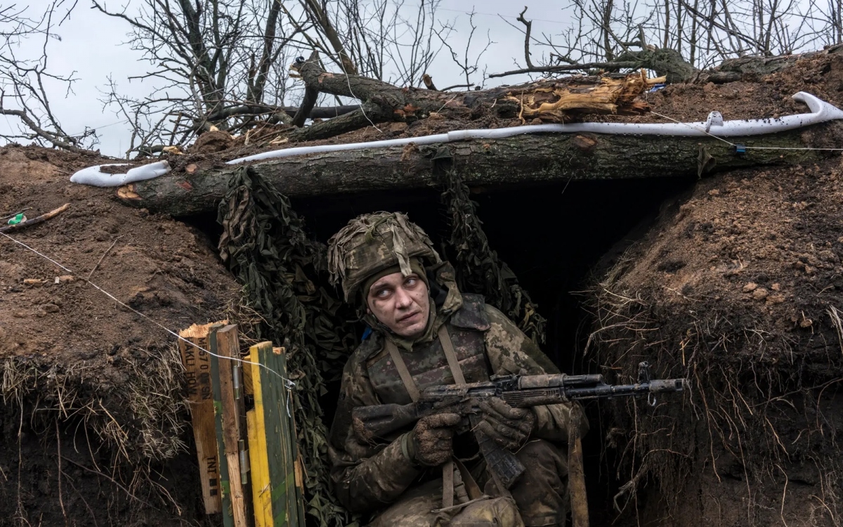Lính Ukraine cầm súng huấn luyện dưới chiến hào. Ảnh: Nytimes.