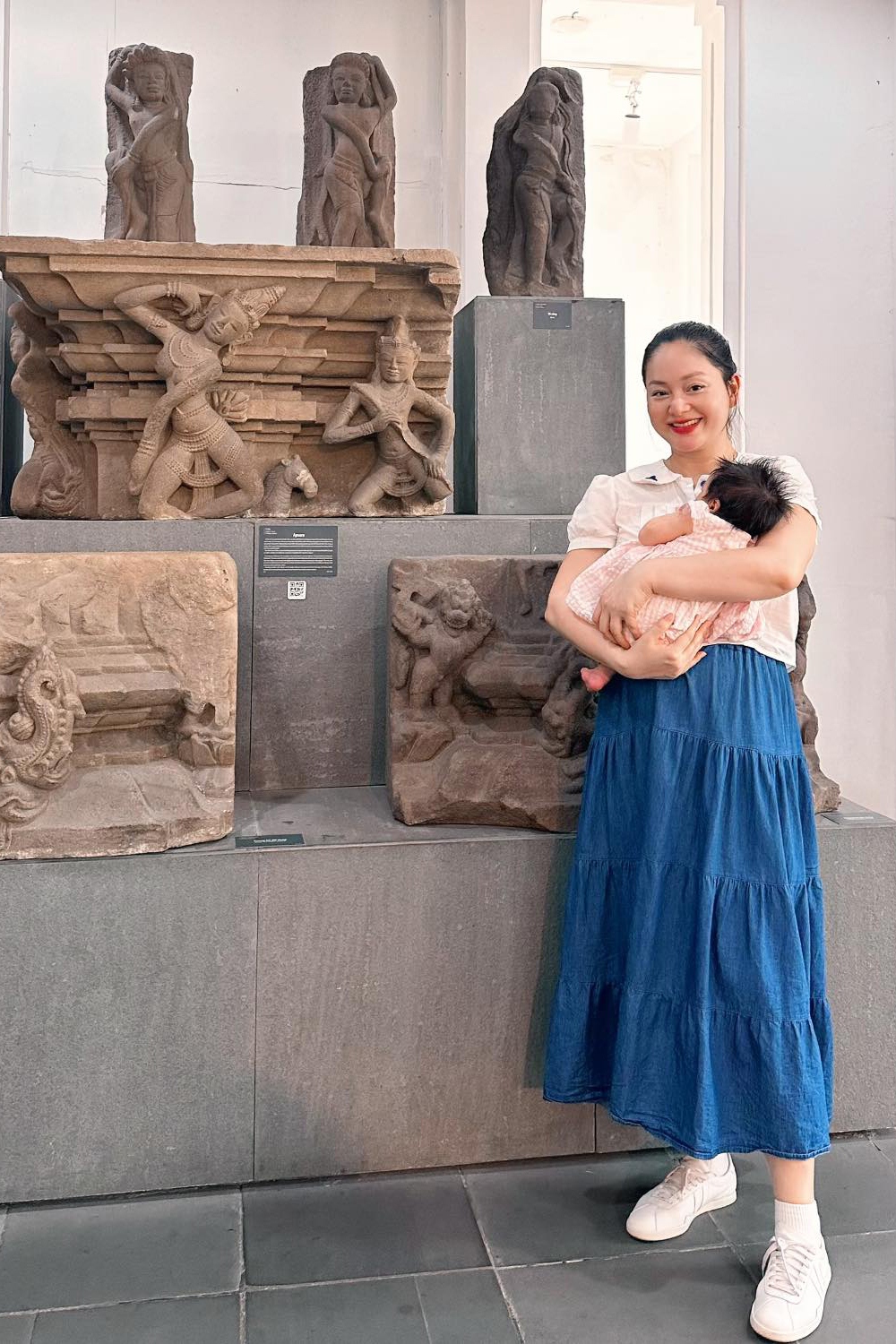 Khi đăng một số ảnh trên trang cá nhân, Lan Phương mong mọi người không chú ý đến vòng hai còn lùm lùm của mình vì dạ con vẫn chưa co lại hết sau hai tháng sinh mổ. Với nữ diễn viên, những chiếc váy được mua từ hồi bầu bí vẫn là "chân ái" vì giấu được vòng hai kém thon gọn đồng thời thuận tiện trong việc di chuyển.