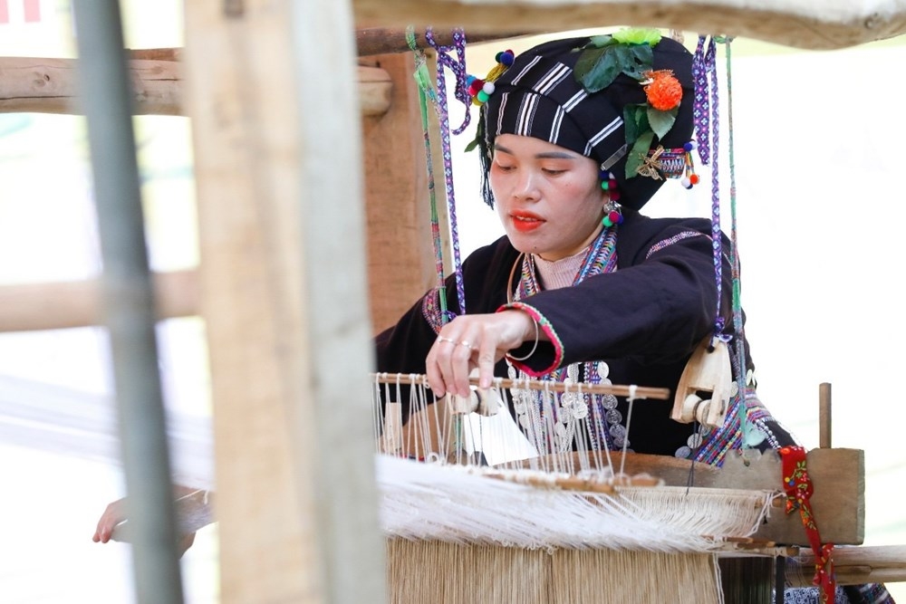 Nghề dệt truyền thống với những bộ trang phục mang bản sắc riêng của người Lự vẫn được đồng bào gìn giữ và phát huy