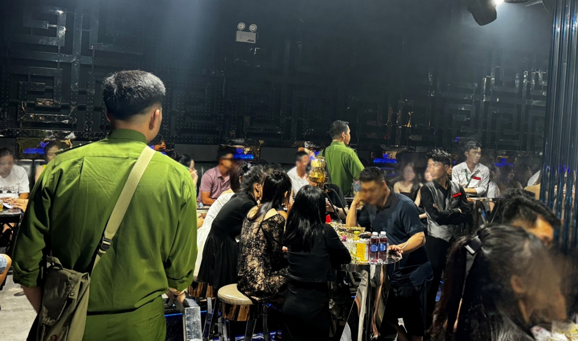 Lực lượng chức năng kiểm tra cơ sở AMG Lounge - Bar và phát hiện các đối tượng sử dụng ma tuý