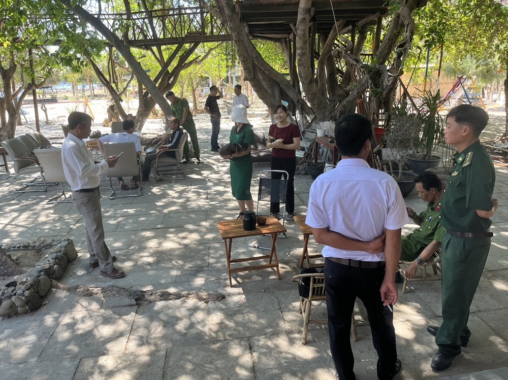 Lực lượng chức năng làm việc với các bên liên quan vụ việc. (Ảnh: Duy Quan)