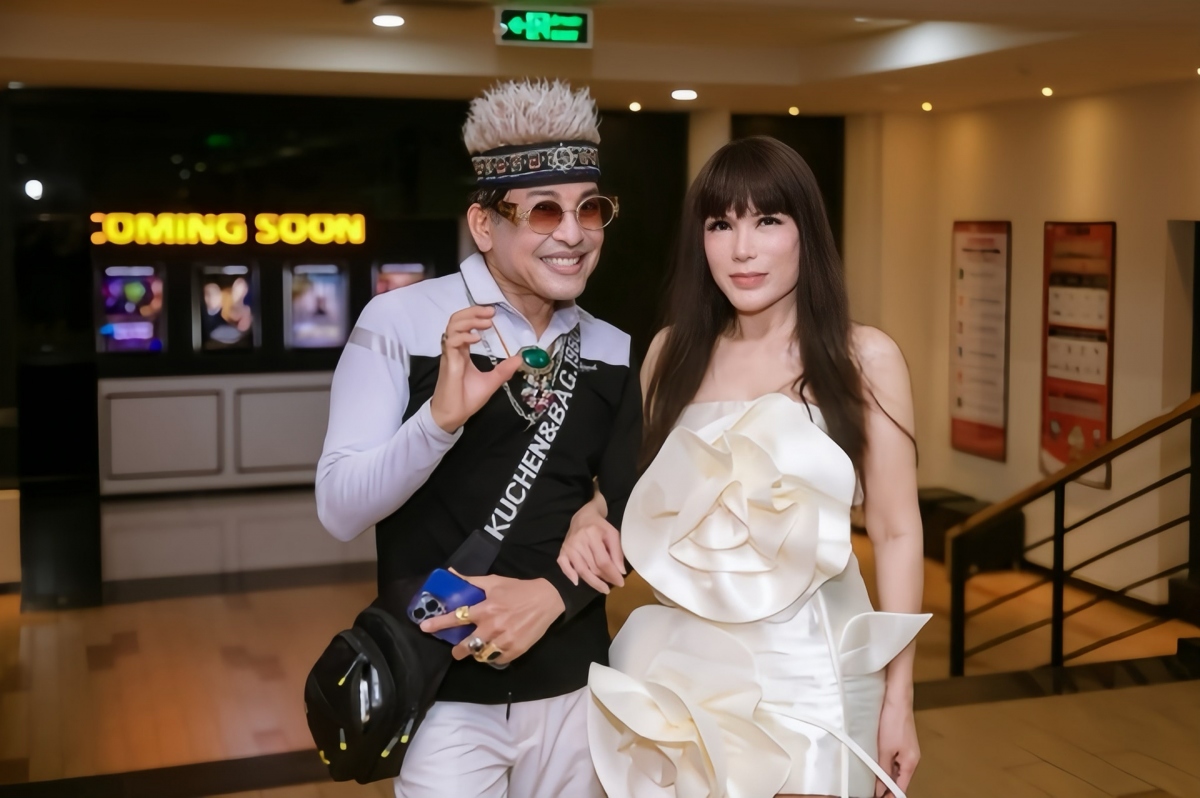 Xuất hiện tại buổi chiếu phim Đoá hoa mong manh của Mai Thu Huyền, MC Thanh Bạch đeo đầy vàng, ăn mặc cá tính. Nhiều người hỏi số vàng anh đeo trên người, Thanh Bạch nói vui: "Phải tính bằng ký (kg) vàng chứ không phải nói giá".