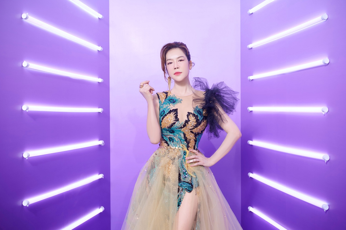 Ca sĩ Thu Phương xuất hiện trong sự kiện với đầm kim sa lộng lẫy, nhan sắc trẻ trung hơn nhiều so với độ tuổi 52. Thời gian qua, thông tin đám cưới của Thu Phương và Dũng Taylor thu hút sự chú ý. Cả hai đã đăng ký kết hôn, đeo nhẫn cưới nhiều năm qua và có 2 con chung. Hai con riêng của Thu Phương cũng sống chung trong gia đình.
