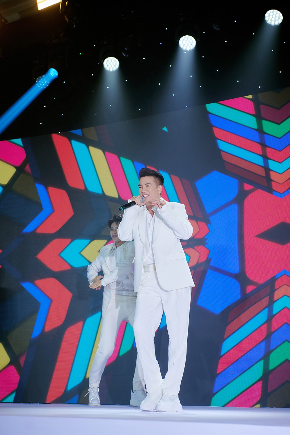 Vừa hoàn thành xong liveshow tại TP.HCM, Đàm Vĩnh Hưng cũng nhận lời tham gia sự kiện. Nam ca sĩ khuấy động với những nhạc phẩm mới nhất trong liveshow vừa rồi như: Tuổi xa người, Girl you are my love.
