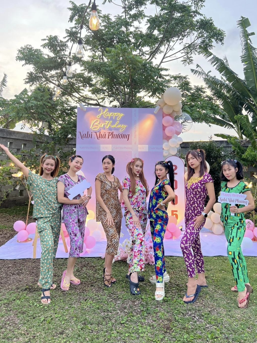 Nhân dịp sinh nhật lần thứ 34, Nhã Phương mở tiệc tại nhà và đề nghị các khách mời mặc đồ bộ họa tiết hoa lá sặc sỡ theo phong cách miền Tây đến dự tiệc.