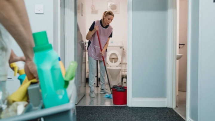 Vì sao nhà vệ sinh thường bốc mùi vào mùa mưa? (Ảnh minh hoạ: Istock)