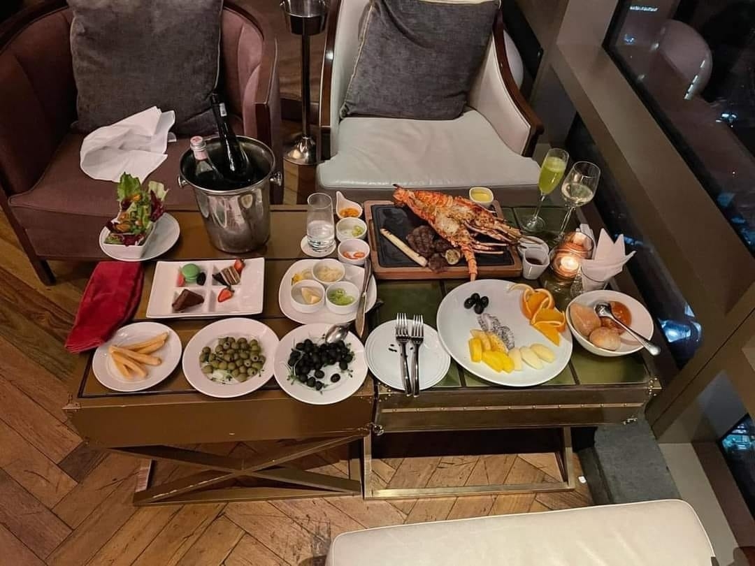 Rất nhiều món ăn đắt tiền được cô gái tại Hà Nội gọi ra ăn nhưng không chịu thanh toán.