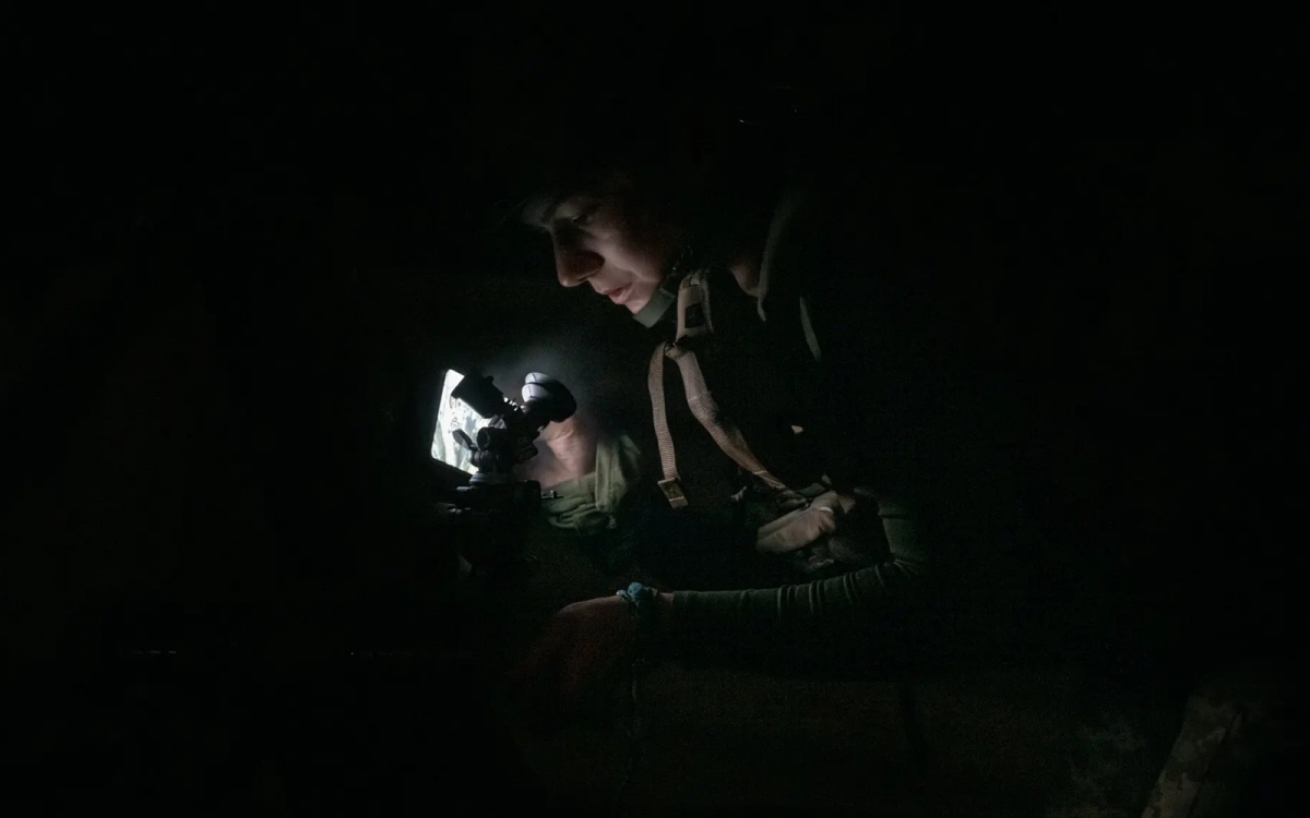 Cô Kuzya, 19 tuổi, đang chỉnh súng cối trong bóng tối. Súng hướng về phía vị trí quân Nga. Kuzya là thành viên trẻ nhất của trung đội súng cối do Witch chỉ huy. Cô này giấu gia đình để gia nhập quân đội.