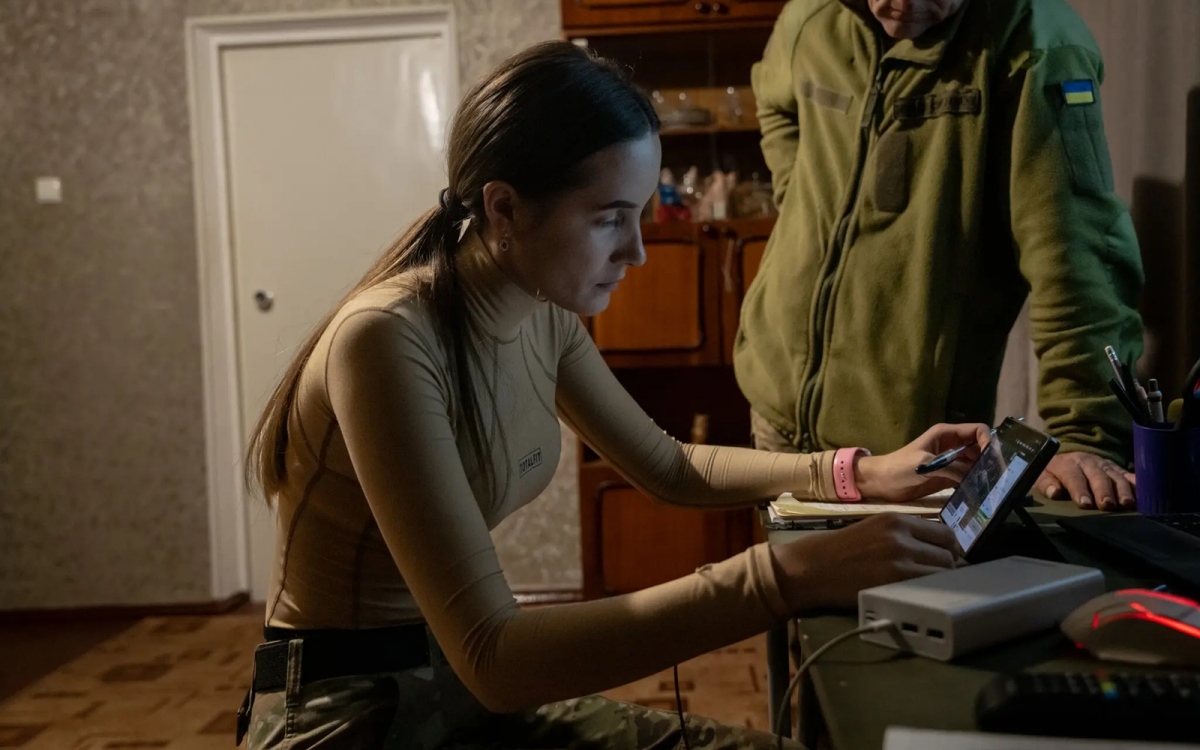 Tesla, 21 tuổi, chỉ huy của một pháo đội Ukraine.