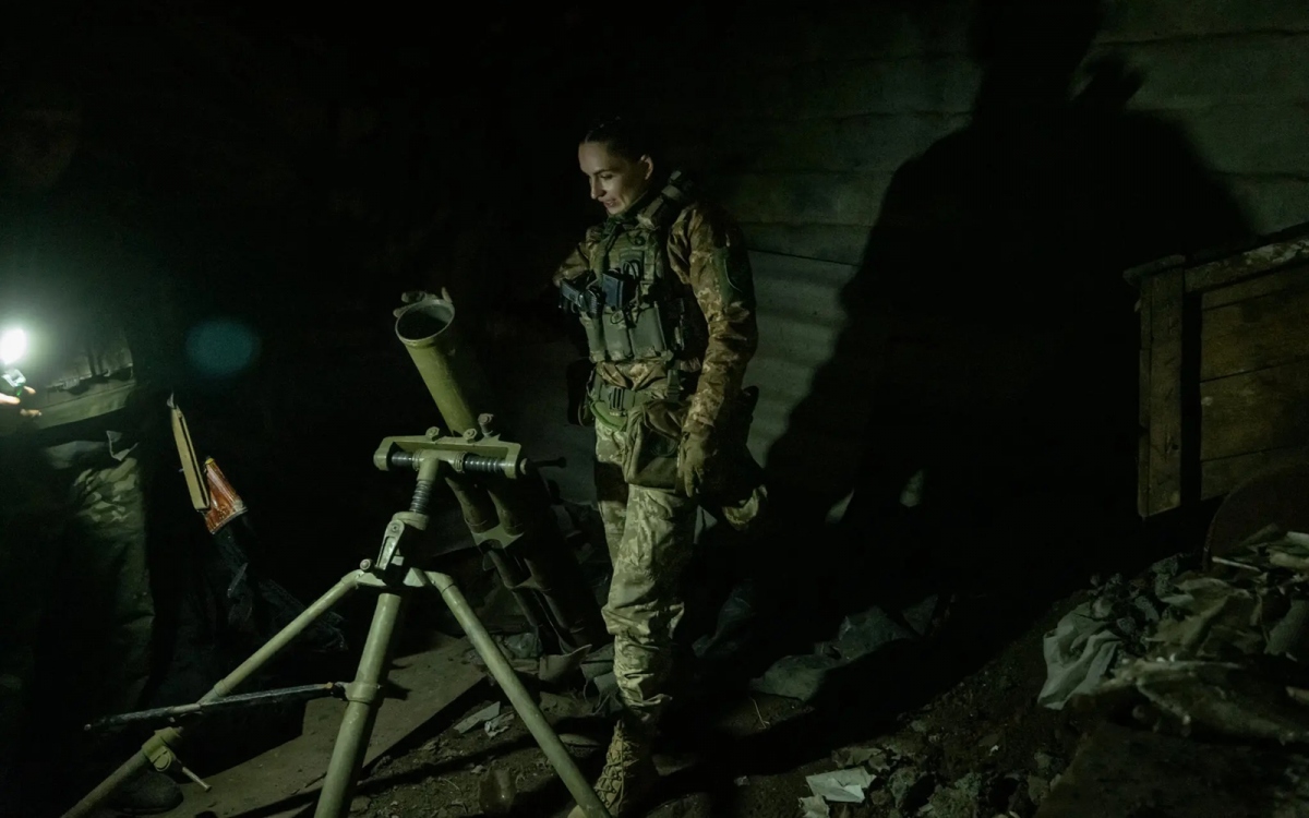 Người trong hình là một cựu luật sư Ukraine. Chị sử dụng hô hiệu Witch trong quân đội Ukraine và chỉ huy một trung đội súng cối thuộc Lữ đoàn 241.