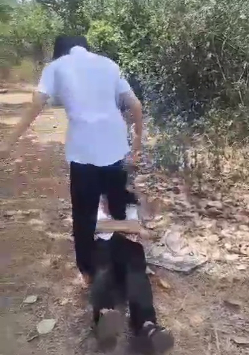 Nữ sinh bị đạp vào bụng